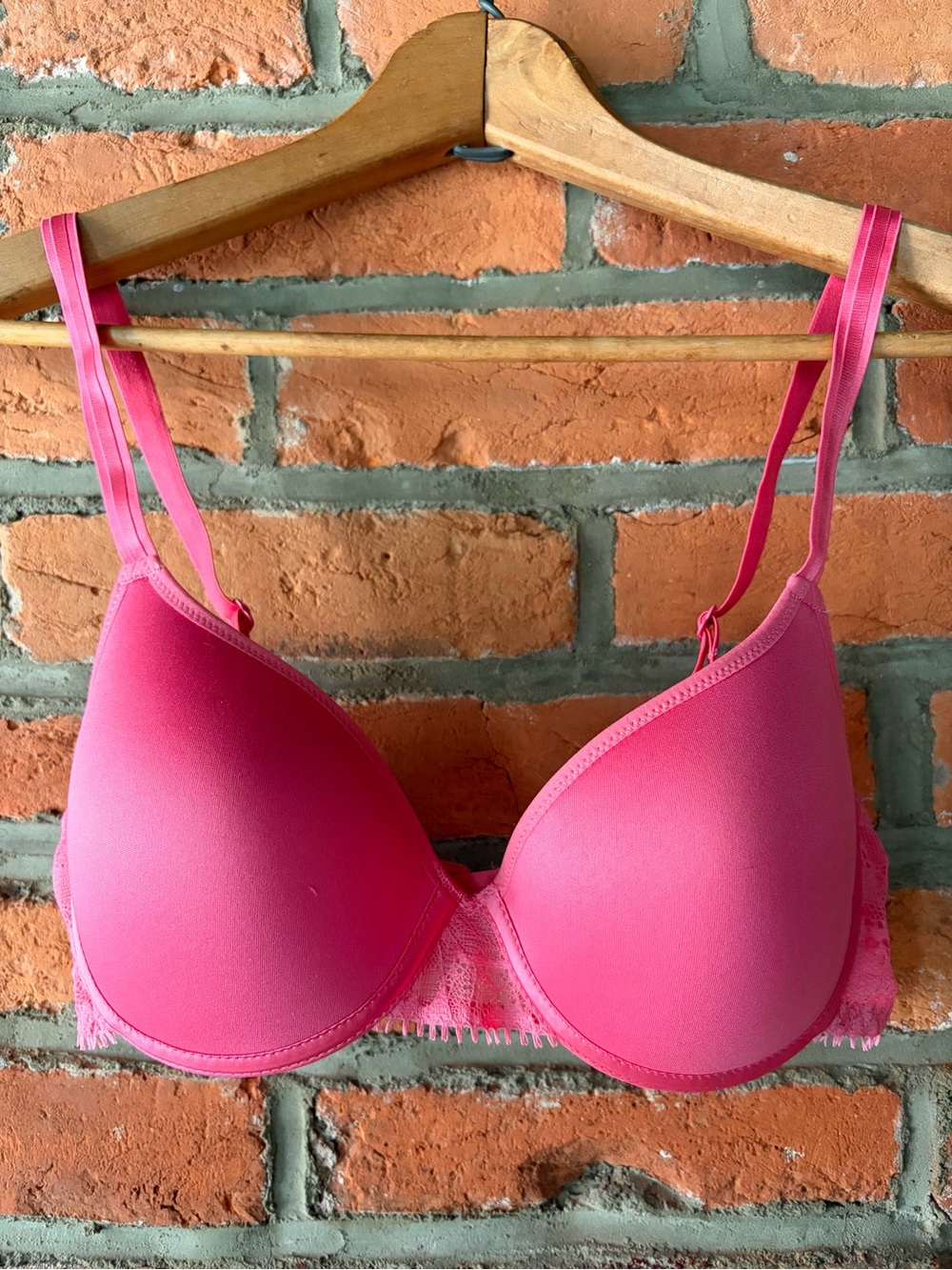 Chantelle Day to Night Smooth Custom Fit Bra 32C in Love Pink 🩷